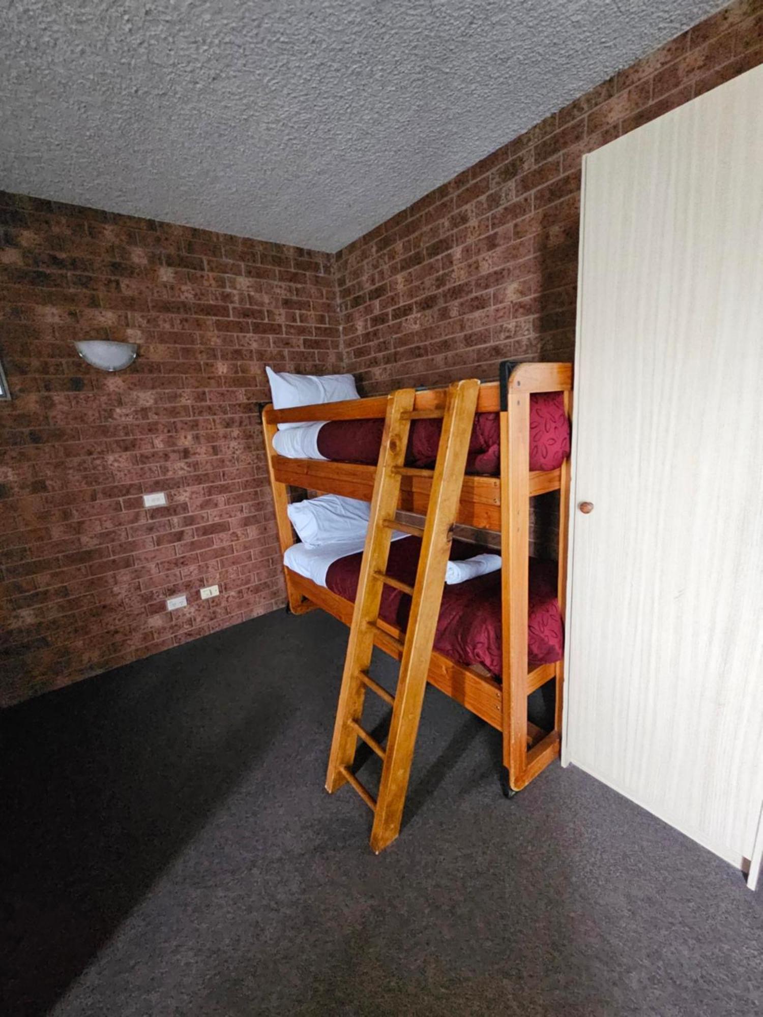 Motel Courtyard Motor 3*